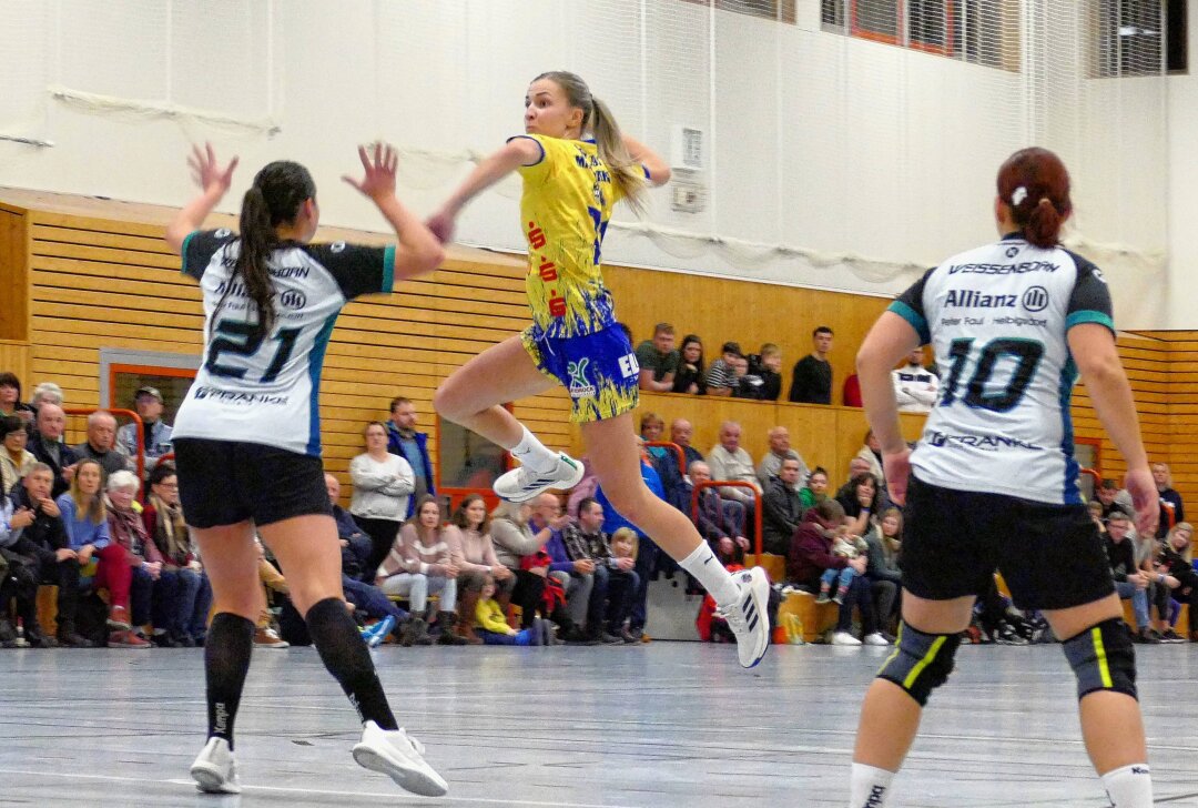 Marienberg: Handballerinnen erleben Sportunterricht der etwas anderen Art - Hier steigt Leonie Tinney wieder einmal hoch. Foto: Andreas Bauer