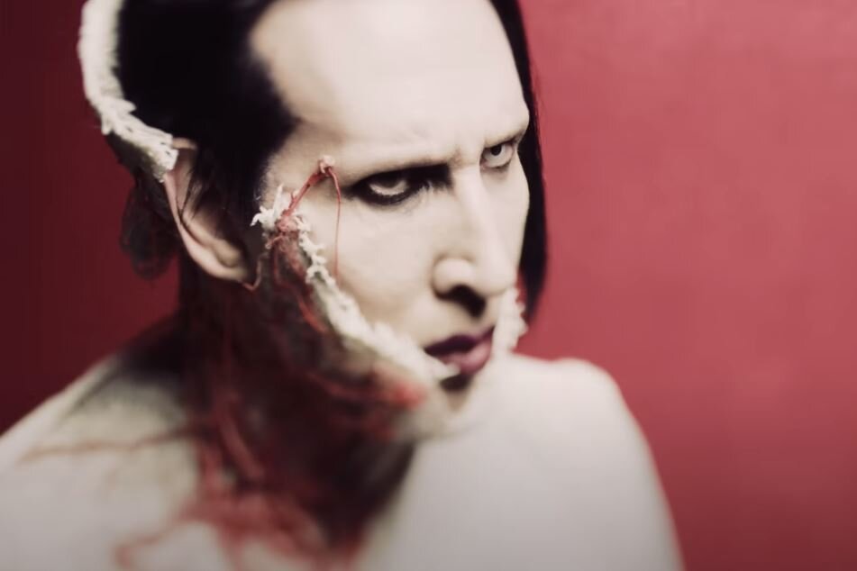 Marilyn Manson ist wieder da: Neue Musik, neues Label und das Reinwaschen? - Marilyn Manson kündigt neue Musik an. Screenshot: @Marilyn Mason Youtube "NB x MM"