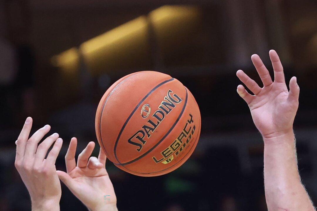 MBC Syntainics gewinnt Gastspiel in Göttingen mit 92:88 - Spieler greifen nach einem Basketball.