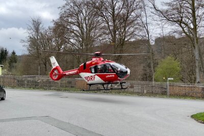 Medizinischer Notfall mit Feuerwehr- und Rettungshubschraubereinsatz in Aue. Foto: Daniel Unger