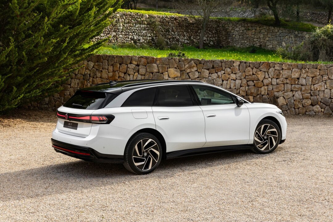 Mehr Laden möglich: VW bringt ID.7 auch als Tourer - Den Tourer gibt es auch mit einer Batterie von 86 kWh, die dann Reichweiten von knapp unter 700 Kilometern ermöglichen soll.