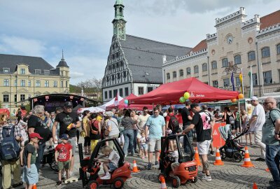 "Mehr Lohn, Freizeit und Sicherheit" - so das Thema beim Tag der Arbeit - Der Tag der Arbeit ist in Zwickau auf dem Hauptmarkt begangen worden. Foto: Ralf Wendland