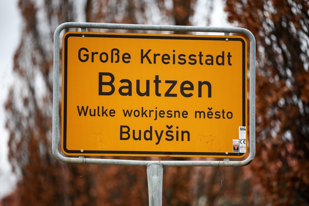 Mehr sorbische Beschriftungen für Bautzen - Das Ortseingangsschild zeigt auch den sorbischen Namen Budysin.