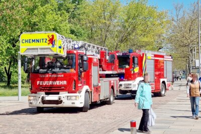 Mehrere Feuerwehreinsätze in der Chemnitzer Innenstadt - Gegen 12.30 Uhr wurde die Feuerwehr in Chemnitz zur Galerie Roter Turm gerufen. Dort hatte die automatische Brandmelde-Anlage ausgelöst. . Foto: Harry Haertel