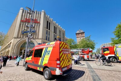 Mehrere Feuerwehreinsätze in der Chemnitzer Innenstadt - Feuerwehr und Krankenwagen rückten am Roten Turm an. Foto: Harry Haertel