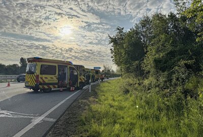 Mehrere Verletzte nach Unfall auf A4: Transporter übersieht Stauende - Mindestens acht Personen werden verletzt. Foto: LausitzNews