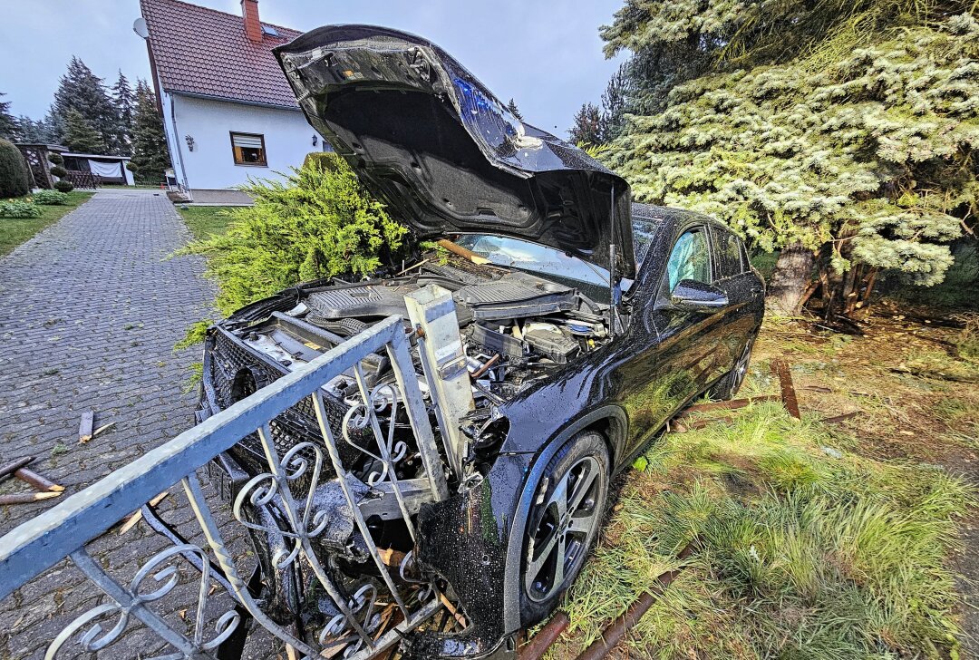 Mercedes Crash auf Grundstück - Der VU PKW fährt gegen die Toreinfahrt. Foto: Mike Müller