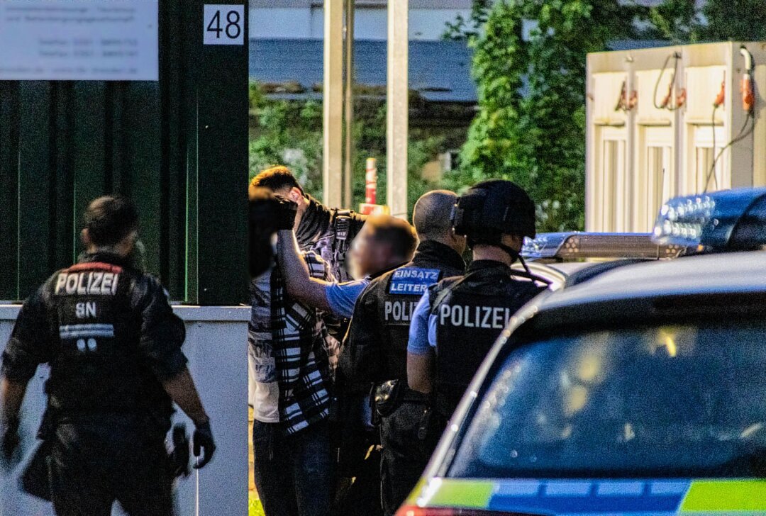 Messerangriff im Erzgebirge: Mann wird von Polizei überwältigt - Mann attackiert Passanten mit Messer. Foto: André März