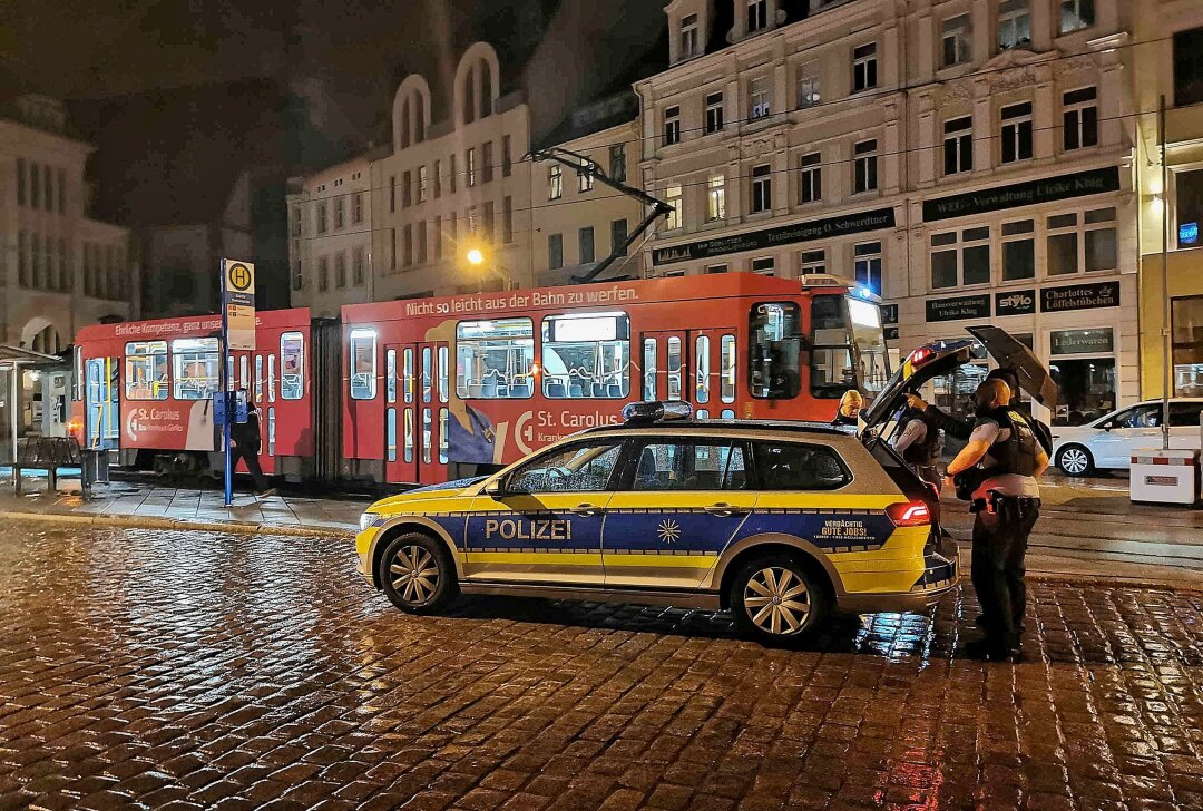 Messerstecherei in Görlitzer Straßenbahn: 17-Jähriger verletzt - Ein 17-Jähriger wurde in Görlitz mit einem Messer verletzt. Foto: xcitepress/Matthias Wehnert