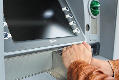 Mit 1,8 Promille: 67-Jähriger schlägt mit Messer und Fäusten auf Geldautomaten ein - Warum der Mann den Automaten traktierte ist aktuell noch unklar. Symbolbild: Peggy & Marco Lachmann-Anke/Pixabay