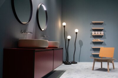 Mit wenig Aufwand: Wie wird das Badezimmer wohnlicher? - Nicht nur am Spiegel: Wer sich ein wohnliches Bad wünscht, setzt am besten auf verschiedene Lichtquellen im Raum.