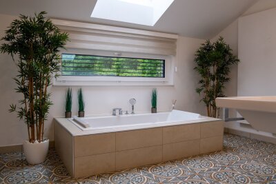 Mit wenig Aufwand: Wie wird das Badezimmer wohnlicher? - Machen das Bad freundlicher: helle Naturtöne und Pflanzen.