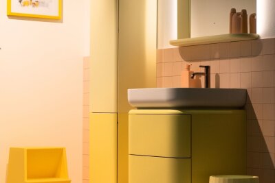 Mit wenig Aufwand: Wie wird das Badezimmer wohnlicher? - Im Trend: weiche Gelbtöne fürs Badezimmer.