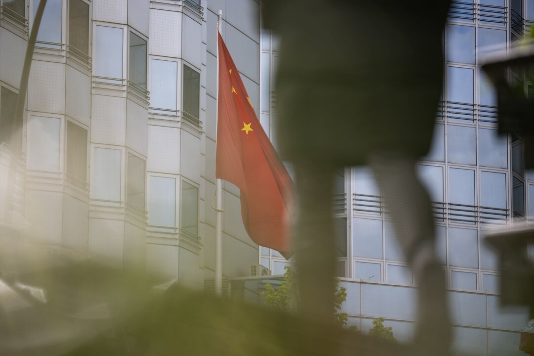 Mitarbeiter von EU-Politiker festgenommen: Wohl China-Spion - Ein chinesische Flagge weht vor der Botschaft von China in Berlin.