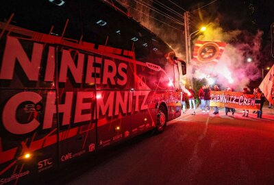 Mitten in der Nacht: Chemnitz feiert seine Super-Niners - Chemnitzer Basketballer mit Feuerwerk empfangen: Niners-Fans feiern ihre Europe Cup Gewinner. Foto: Peggy Schellenberger