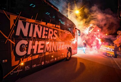 Mitten in der Nacht: Chemnitz feiert seine Super-Niners - Chemnitzer Basketballer mit Feuerwerk empfangen: Niners-Fans feiern ihre Europe Cup Gewinner. Foto: Peggy Schellenberger