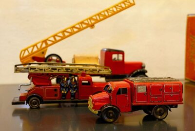 Modelle, Puppenhäuser und vieles mehr im Glauchauer Schloss - Modelle von Feuerwehrautos als Blechspielzeug. Foto: Markus Pfeifer