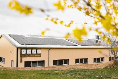 Moderne Möbelhalle im Vogtland nimmt Betrieb auf - Am Dienstag wurde der mit Solardach ausgestattete Neubau offiziell eingeweiht. Fotos: Thomas Voigt (2)