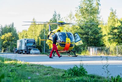 Mopedfahrer kollidiert mit abbiegendem VW: Zwei Verletzte - Unfall in Oelsnitz. Foto Andre März