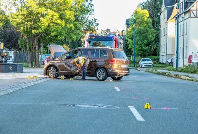 Mopedfahrer kollidiert mit abbiegendem VW: Zwei Verletzte - Unfall in Oelsnitz. Foto Andre März