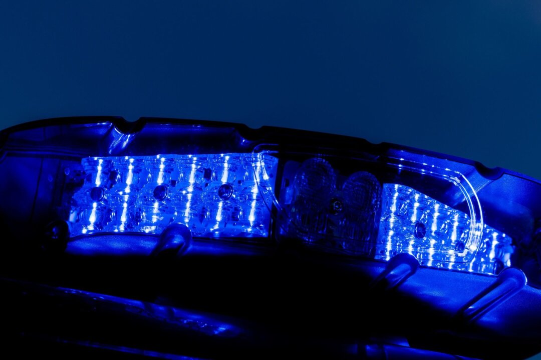 Mopedfahrerin bei Unfall schwer verletzt - Ein leuchtendes Blaulicht auf einem Einsatzfahrzeug der Polizei.
