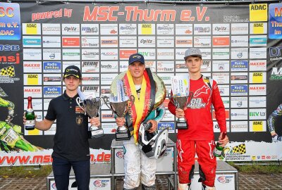 Motocross in Thurm war wieder voller Erfolg - Tagessiegerehrung der DM 250 mit William Kleemann, Paul Haberland und Max Thunecke (v. l. n. r.). Foto: Thorsten Horn