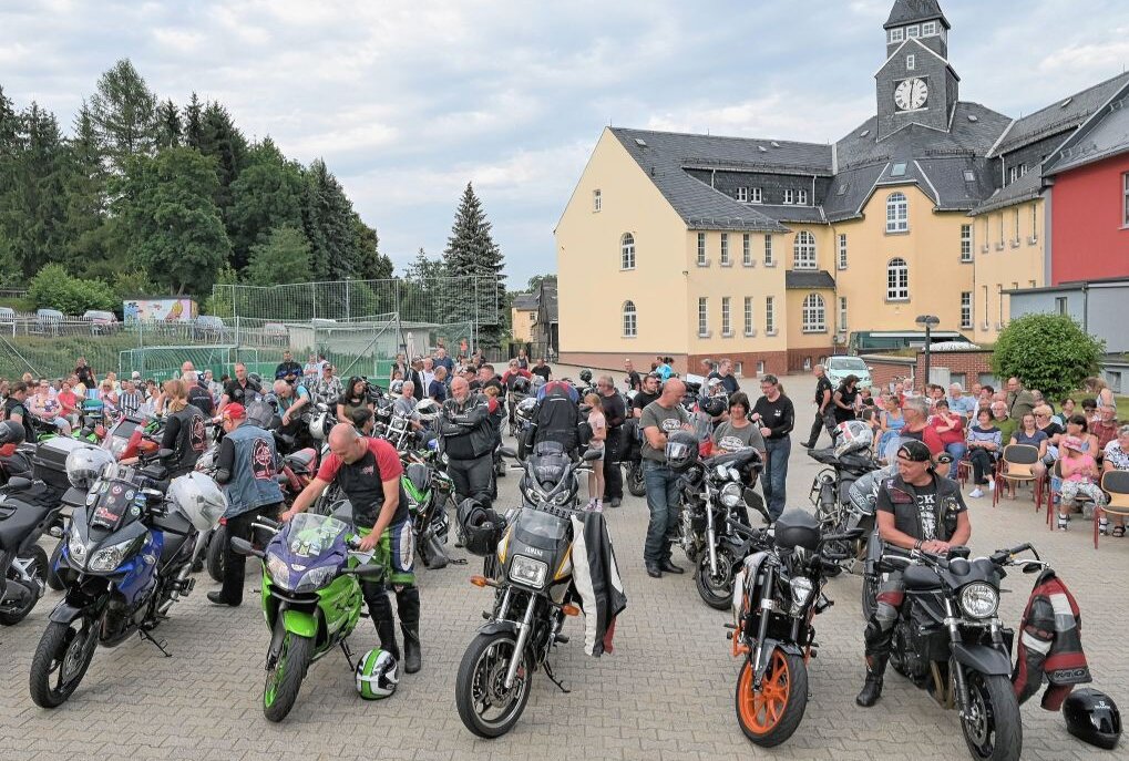 Motorradfahrer-Gottesdienst auf dem Schulhof in Zschorlau - Auf dem Schulhof der Oberschule Zschorlau hat ein Motorradfahrer-Gottesdienst stattgefunden. Foto: Ralf Wendland