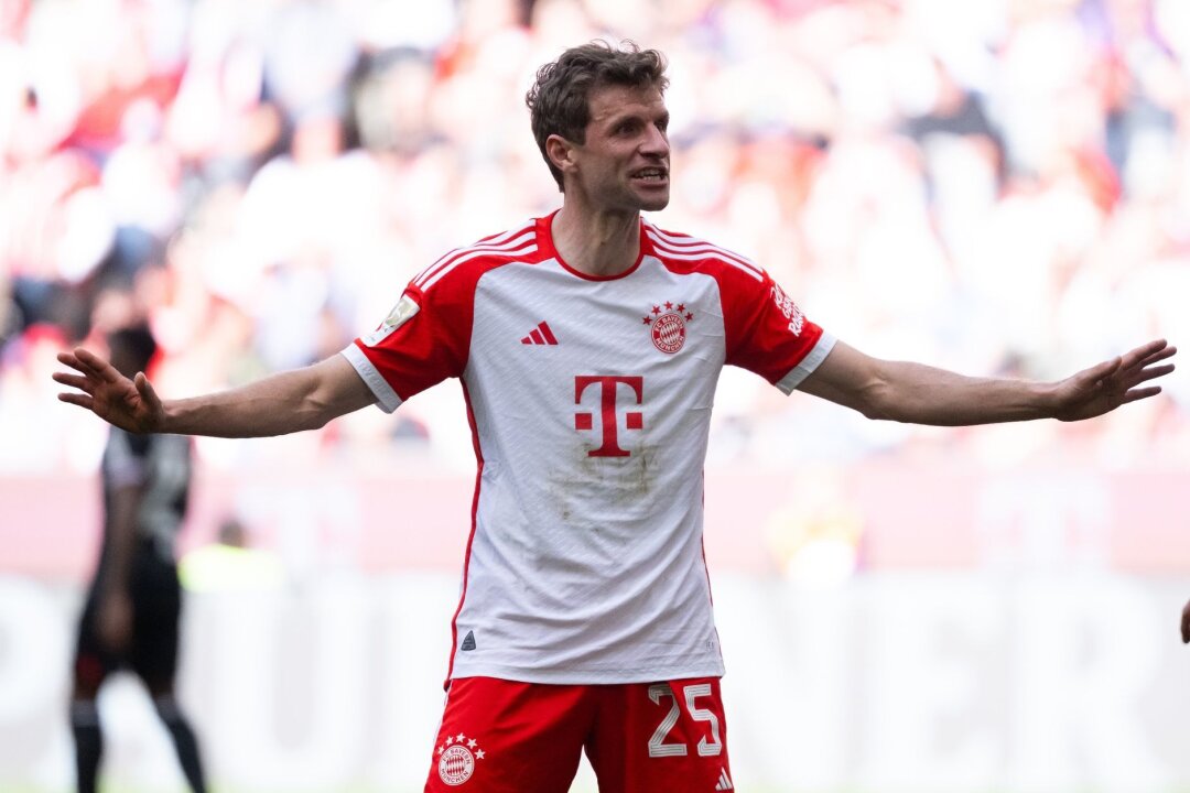 Müller kontert Hoeneß-Tuchel-Disput: "Scheißegal" - Bayern-Star Thomas Müller imitierte Oliver Kahn.