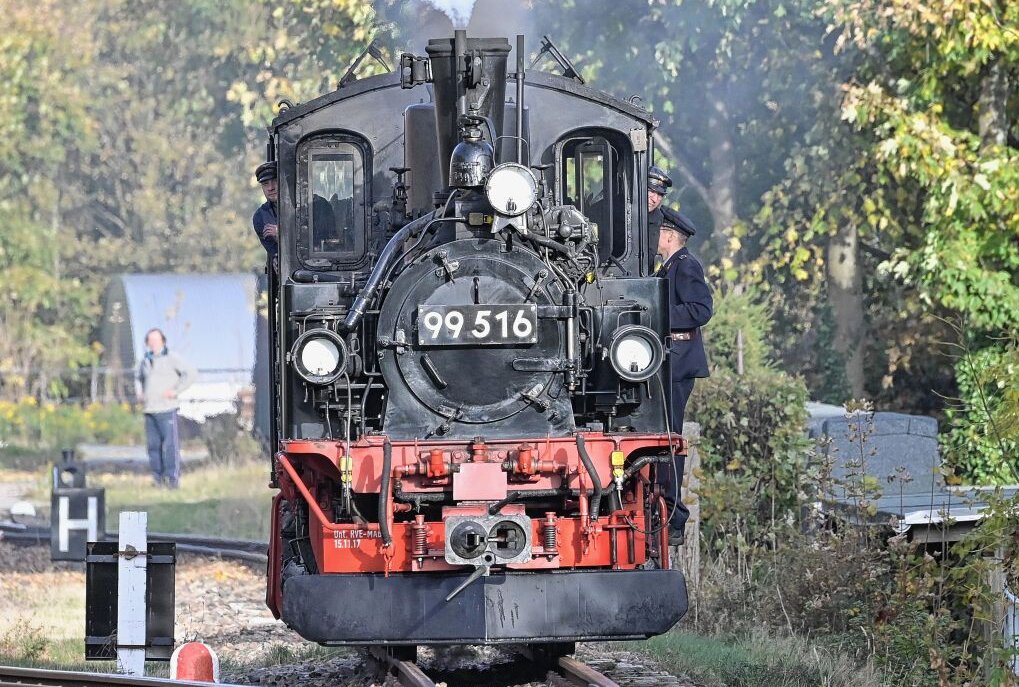 Museumsbahn Schönheide lädt zu Sommerdampffahrten ein - Die Dampflok 99 516 ist heute wieder unterwegs zwischen Schönheide und Stützengrün. Foto: Ralf Wendland