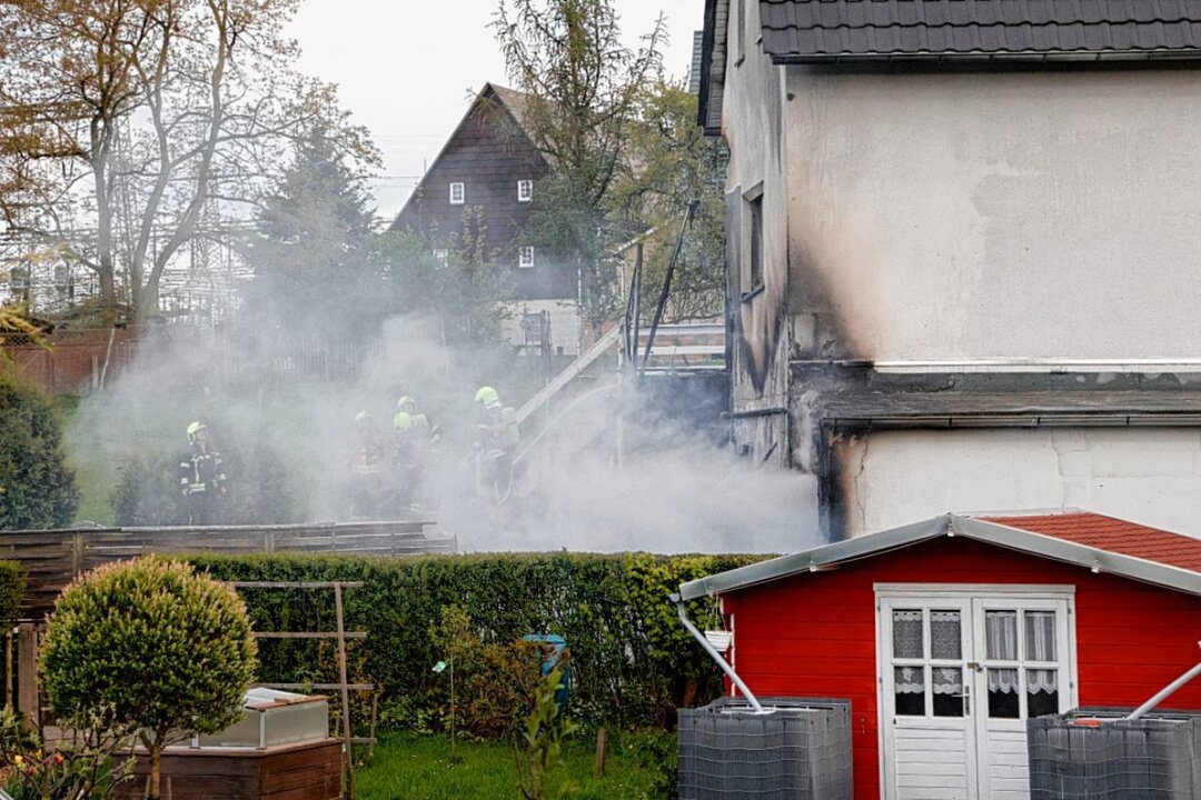 Nach Brand in Chemnitz: Einfamilienhaus unbewohnbar - Rauch steigt aus dem Gebäude. Foto:Jan Härrtel/ChemPic