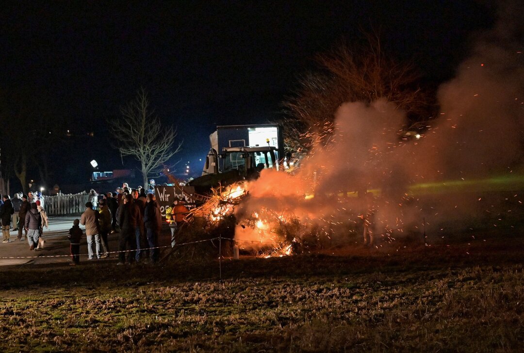Nach Brand in Landwirtschaftsbetrieb im Erzgebirge: Mahnfeuer entfacht - In Stützengrün hat es gestern ein Mahnfeuer gegeben. Foto: Ralf Wendland