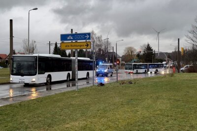 Die ersten Shuttlebusse vom Bahnhof sind im Stadion mit den Gästefans aus Aue eingetroffen. Foto: Daniel Unger