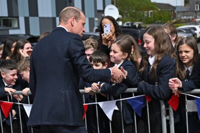Nach Einladung per Brief: Prinz William besucht Schulprojekt - Prinz William wird Sandwell freudig begrüßt.