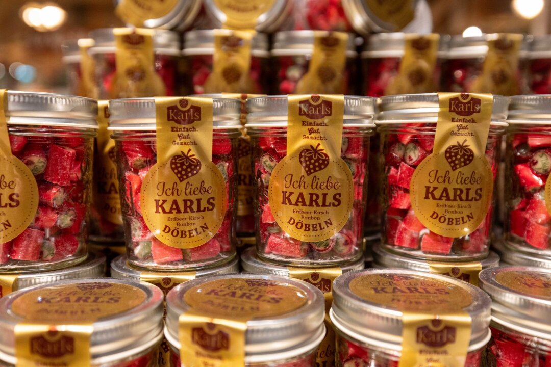 Nach Eröffnung von Karls Erlebnis-Dorf: Feuerwehreinsatz - Bonbons in Gläser mit dem Etikett „Ich liebe Karls Döbeln“ in der Geschmacksrichtung Erdbeer-Kirsch, aufgenommen bei der Eröffnung von Karls Erlebnis-Dorf.