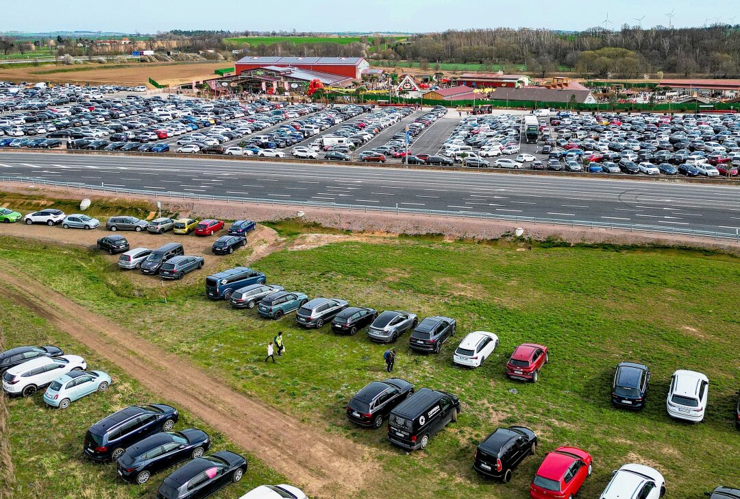 Nach Eröffnung von Karls Erlebnis-Dorf: Parkchaos rund um den Freizeitpark - Chaotische Verhältnisse: Autofahrer parken auf Wiesen und Zufahrtsstraßen. Foto: EHL Media