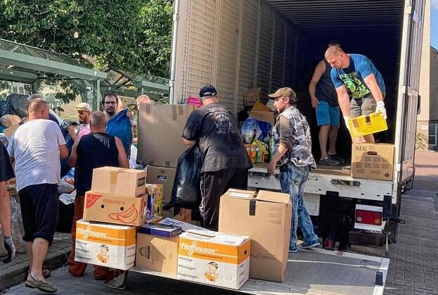 Nach Flutkatastrophe im Westen: Rührige Mittelsachsen organisieren Hilfstransport - In Augustusburg wurde ein LKW mit den Sachspenden gefüllt. Foto: privat