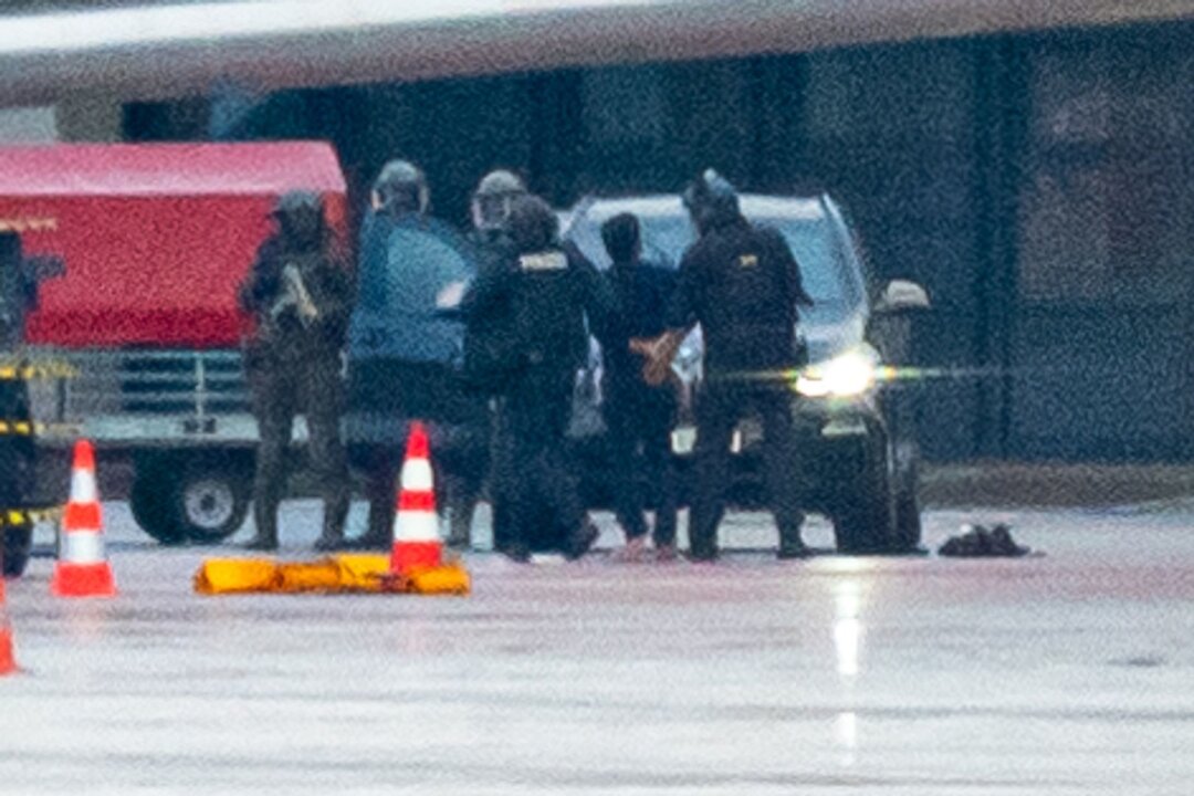 Nach Geiselnahme am Hamburger Flughafen - Prozess beginnt - Mit seiner entführten Tochter im Auto soll der 35-Jährige drei Schranken durchbrochen haben und bis auf das Vorfeld des Hamburger Flughafens vorgefahren sein.