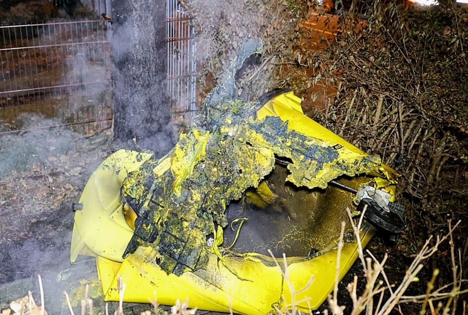 Nach lautem Knall: Mülltonne in Flammen - Mültonnenbrand auf Frankenberger Straße. Foto: Harry Härtel