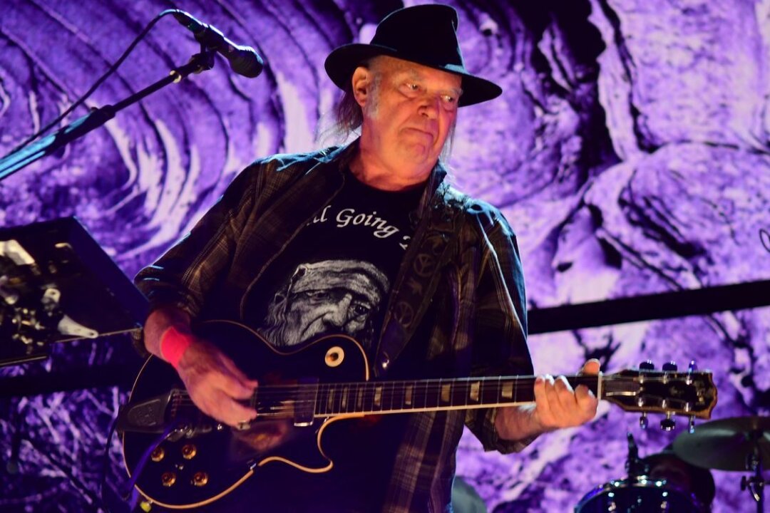 Nach Protest gegen Podcast: Neil Young bringt seine Songs zurück zu Spotify - Die Musik von Neil Young kehren zu Spotify zurück. Das gab der Sänger in einem Beitrag auf seiner Website bekannt: "Ich hoffe, dass all ihr Millionen Spotify-Nutzer meine Songs genießen!"