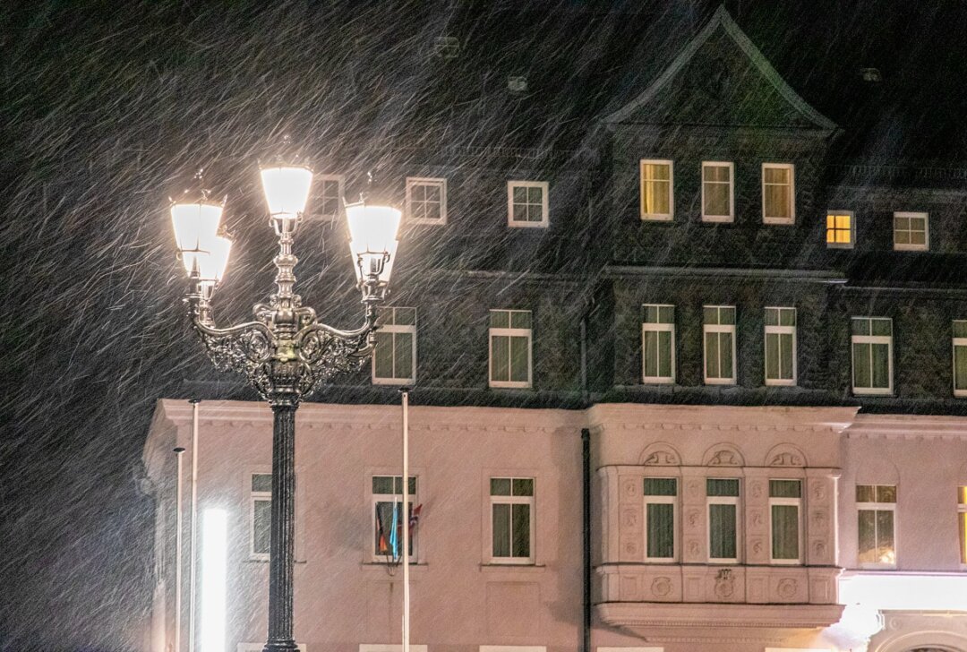 Nach sommerlichen Temperaturen: Wintereinbruch im Erzgebirge -  Schneefall auf dem Marktplatz in Oberwiesental. Foto: André März