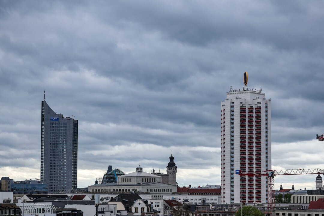 Nach sonnigem Start - Wolken, Böen und Regen in Sachsen - Dunkle Wolken ziehen über die Leipziger Innenstadt.