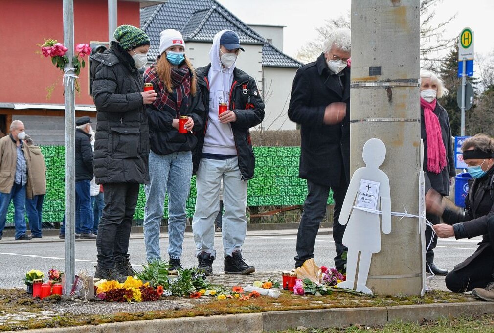 Nach tödlichem Verkehrsunfall in Leipzig: Ermittlungen abgeschlossen - Menschen trauern um die Opfer des Vorfalls. Foto: Anke Brod/Archiv