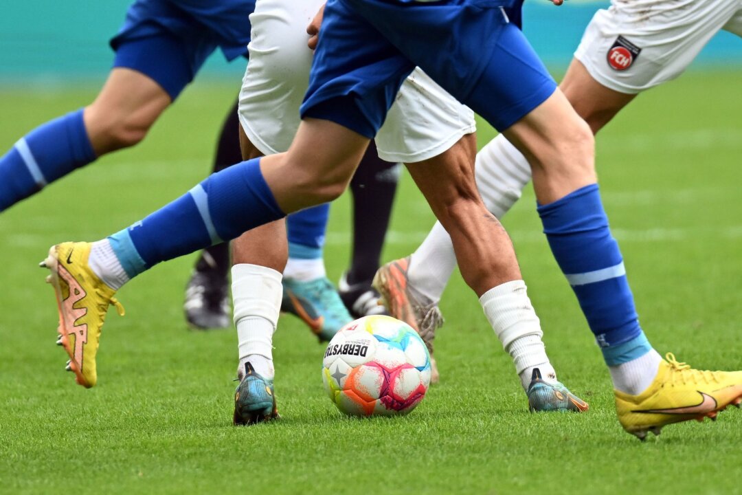 Nach verpasstem Zweitliga-Aufstieg: Dynamo will Platz vier - Fußballspieler kämpfen um den Ball.