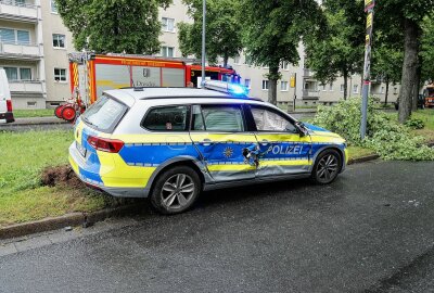 Nach wilder Verfolgungsjagd: Unfall mit mehreren Autos -  Das Polizeiauto soll mit Sondersignal auf Einsatzfahrt unterwegs gewesen sein. Foto: Roland Halkasch