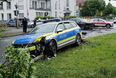 Nach wilder Verfolgungsjagd: Unfall mit mehreren Autos - Das Polizeiauto soll mit Sondersignal auf Einsatzfahrt unterwegs gewesen sein. Foto: Roland Halkasch
