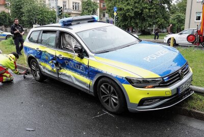 Nach wilder Verfolgungsjagd: Unfall mit mehreren Autos - Das Polizeiauto soll mit Sondersignal auf Einsatzfahrt unterwegs gewesen sein. Foto: Roland Halkasch
