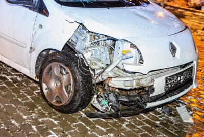 Nach Wintercrash in Jahnsdorf: Hoher Sachschaden und verletzter Fahrer - Schnee und Glätte - Ein PKW überschlägt sich in Jahnsdorf. Foto: Andre März