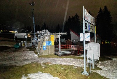 Nach wochenlangem Tauwetter wieder Schneefälle auf dem Fichtelberg - Am Montagabend hat es auf dem Fichtelberg wieder Schneeflocken gegeben. Foto: Andre März