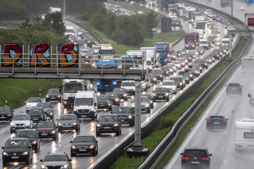 Nasse Fahrbahn und Staus: Mehrere Unfälle auf A4 - Autos und Lastkraftwagen stauen sich bei Regen auf einer Autobahn.