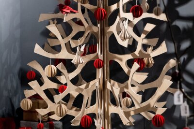 Naturnahe Adventsdeko: Der Trend zum Papieranhänger - Holz für mehr als eine Saison: Weihnachtsdeko in Form von Weihnachtssternen, Weihnachtskugeln und einem Weihnachtsbaum (von Lovi Wooden Creations).
